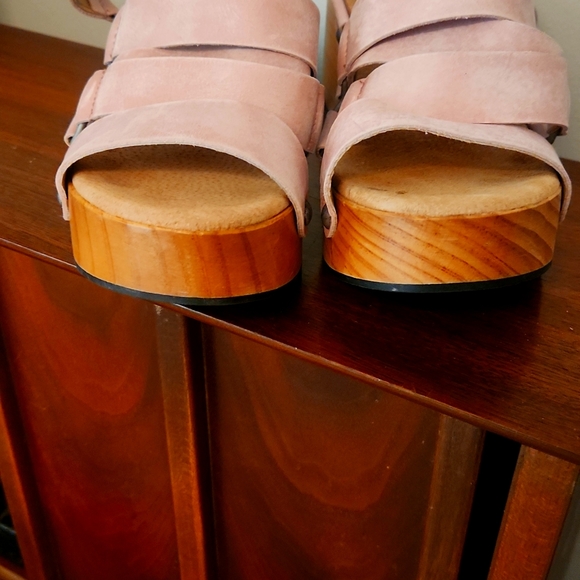 Free People Virgo switchback pink suede strap wood platform leather sandals. - Picture 10 of 10